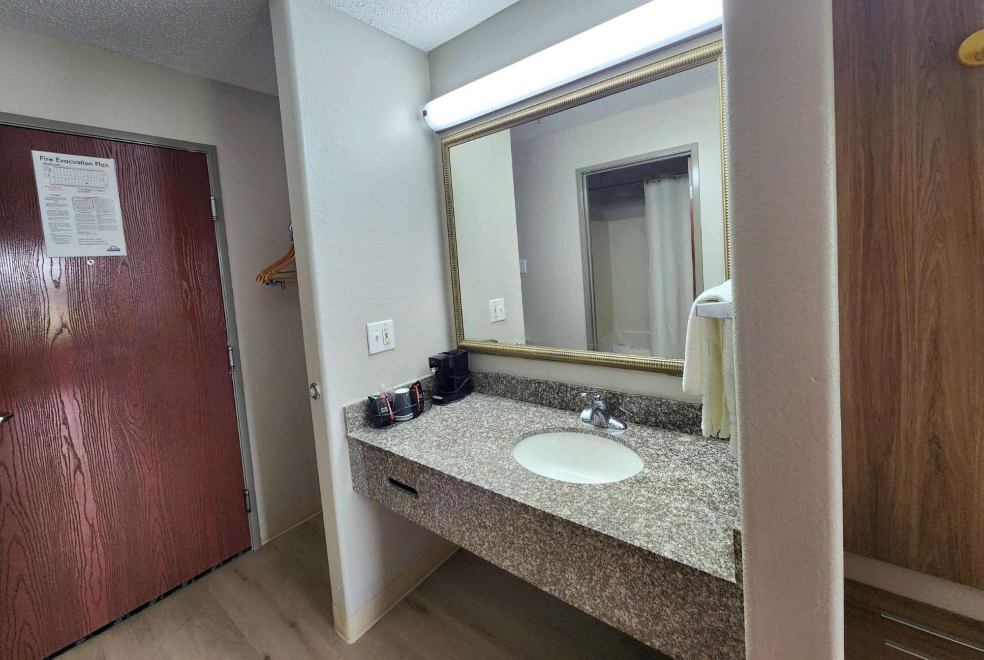 Days Inn By Wyndham Lafayette Scott Bagian luar foto