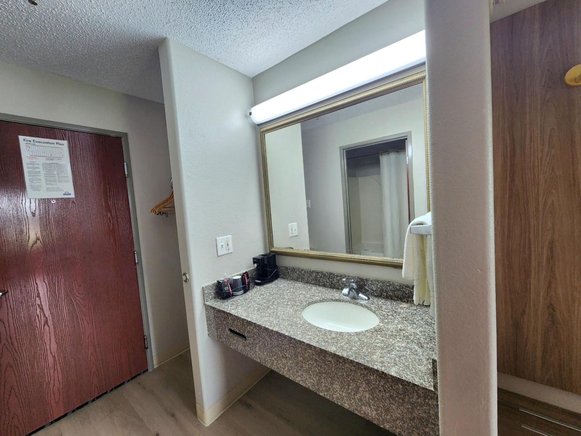 Days Inn By Wyndham Lafayette Scott Bagian luar foto