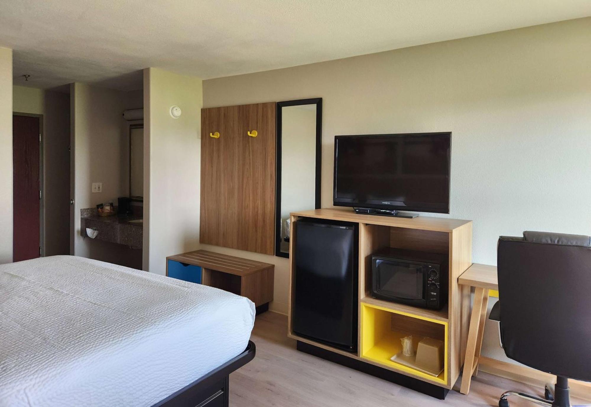 Days Inn By Wyndham Lafayette Scott Bagian luar foto